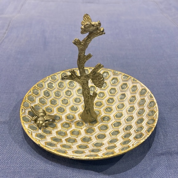 Honeycomb Plate Ring Holder with Bee & Hive - Picture 11 of 14